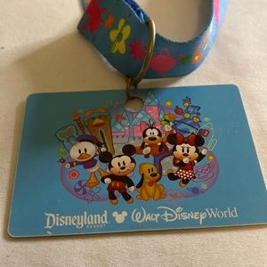 (B2) Disney Pin trading starter lanyard with pin